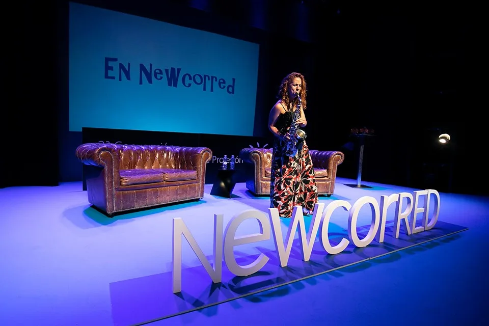 La saxofonista Nasha Sak en el escenario de la convención anula de Newcorred