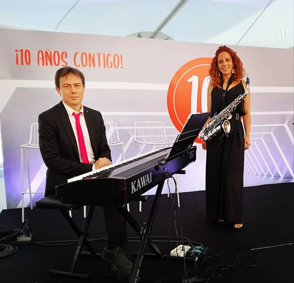 dúo de Jazz de la saxofonista Nasha Sak tocando en un evento corporativo