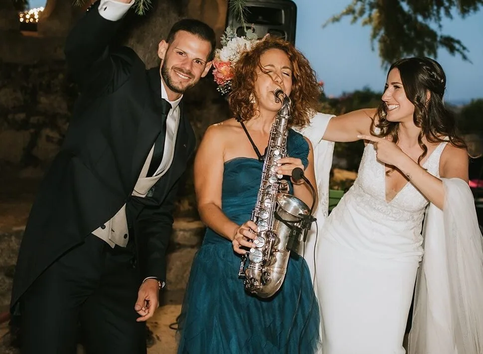 Nasha Sak, saxofonista para bodas en Madrid actuando en directo durante el cóctel de los novios