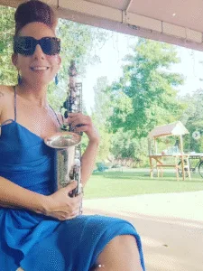 Nasha Sax sentada con su saxofón plateado antes de comenza a tocar en una boda en Madrid