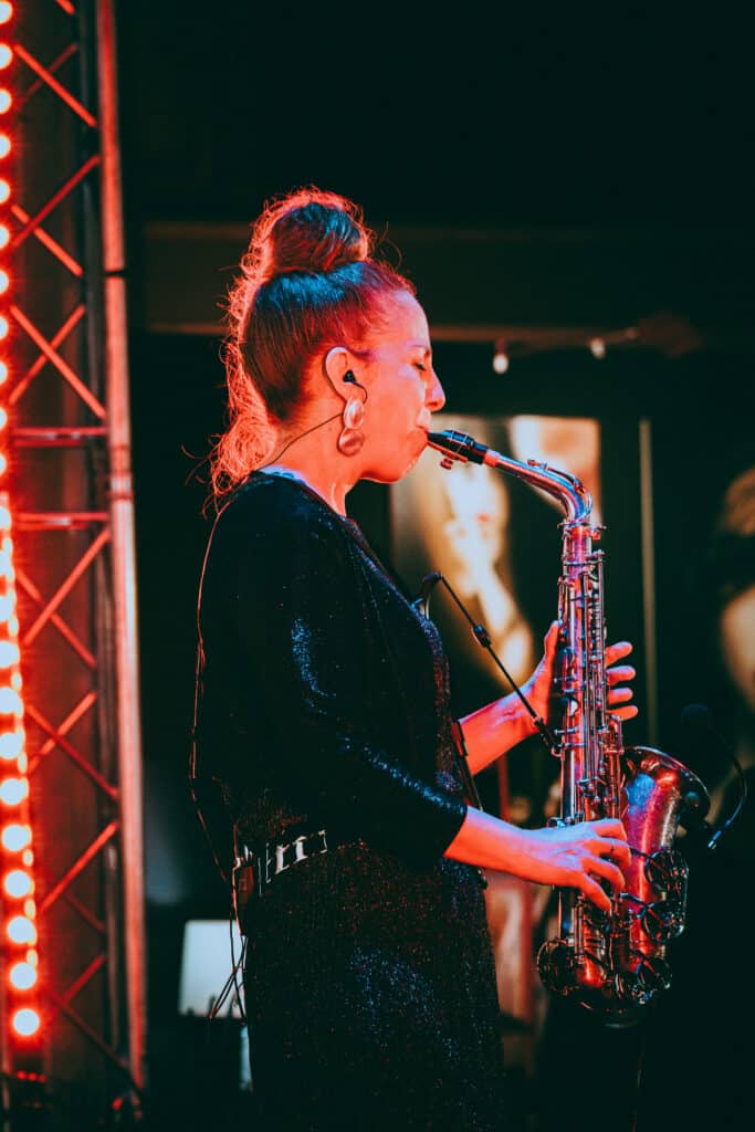 Música en vivo para desfiles de moda: Nasha Sak al saxo.