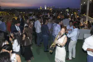 Nasha Sak saxofonista tocando en evento de Cunef en Madrid
