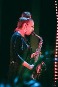 Nasha Sak, saxofonista, tocando en la Mercedes Benz Fashion Week, Madrid