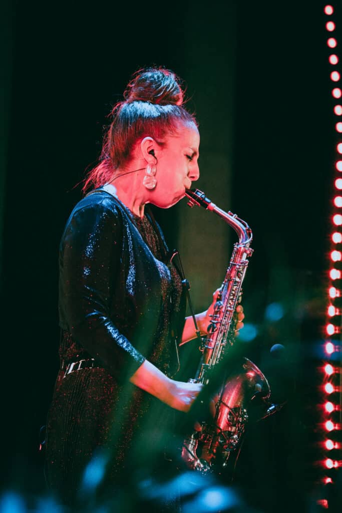 Nasha Sak, saxofonista, tocando en la Mercedes Benz Fashion Week, Madrid
