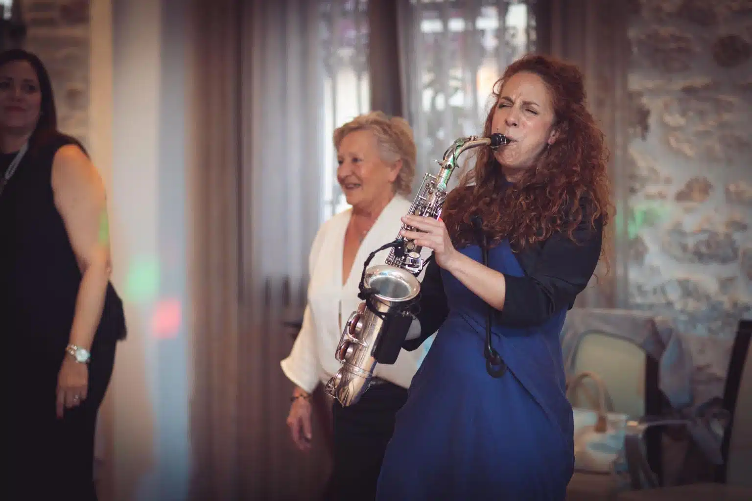 Nasha Sak, saxofonista para eventos en Valencia, actuando en directo durante una fiesta privada y animando a invitados de todas las edades.