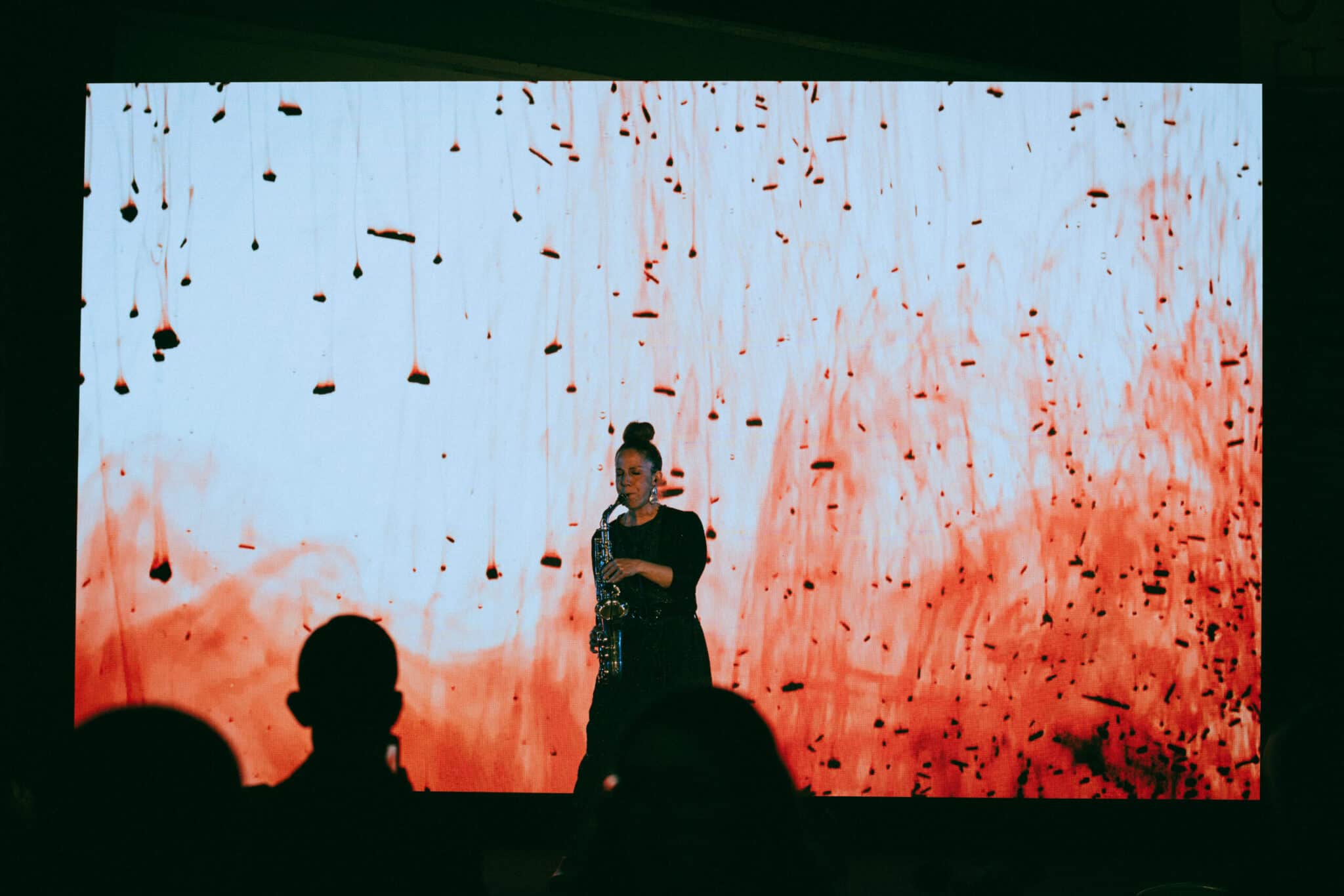 Nasha Sak tocando el saxofón en un escenario durante un evento de gran formato en Madrid.