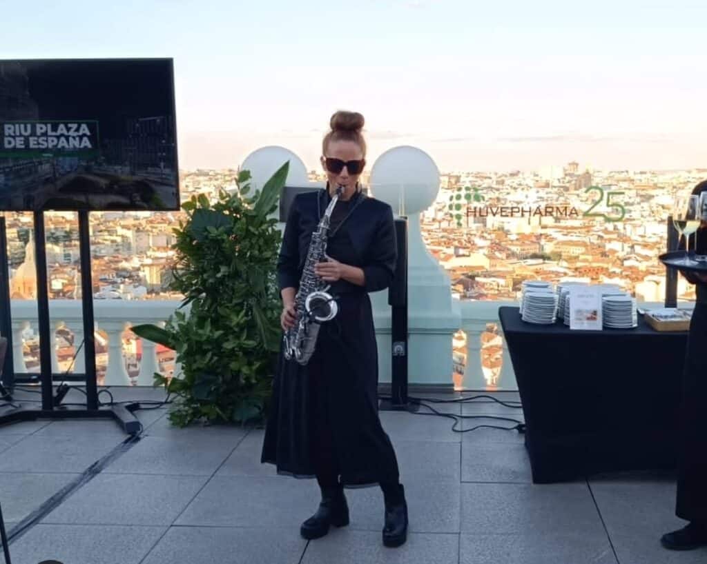 Saxofonista Nasha Sak actuando en directo en la terraza del Hotel Riu Plaza España, Madrid.