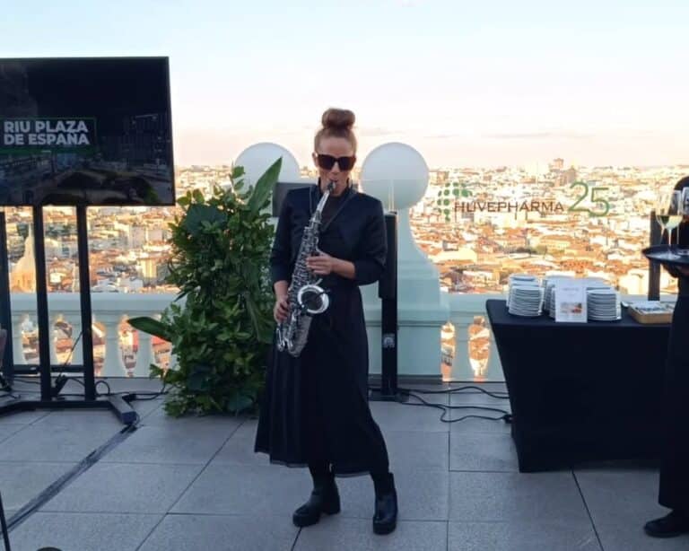 Saxofonista Nasha Sak actuando en directo en la terraza del Hotel Riu Plaza España, Madrid.