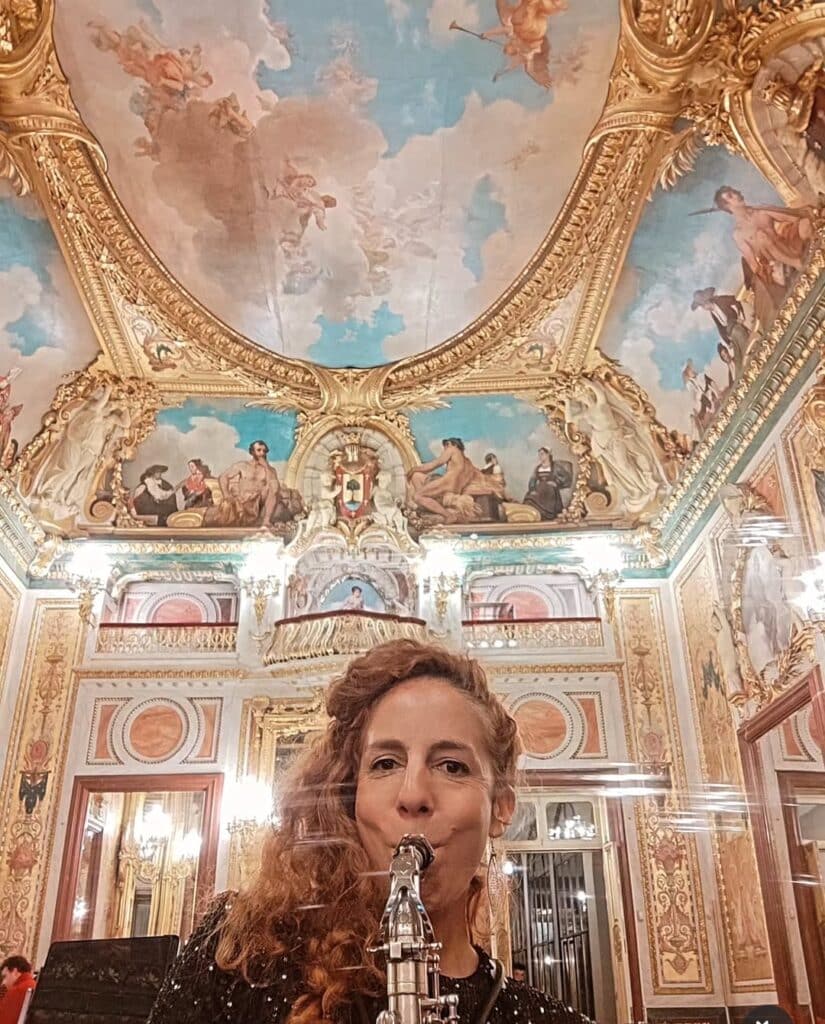 Saxofonista Nasha Sak tocando en un evento corporativo en el Palacio de Santoña, Madrid.