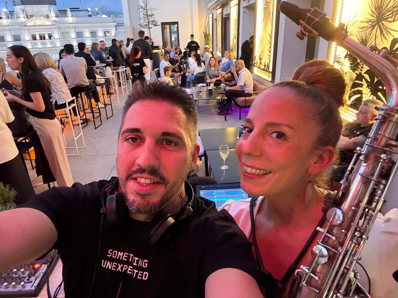 Saxofonista Nasha Sak actuando junto a un DJ en la azotea del Hotel Pestana CR7 Gran Vía.