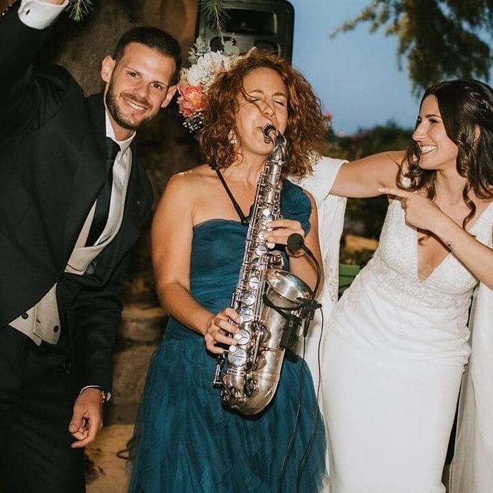 La brillante saxofonista Nasha Sak tocando junto a los novios en una boda en Madrid