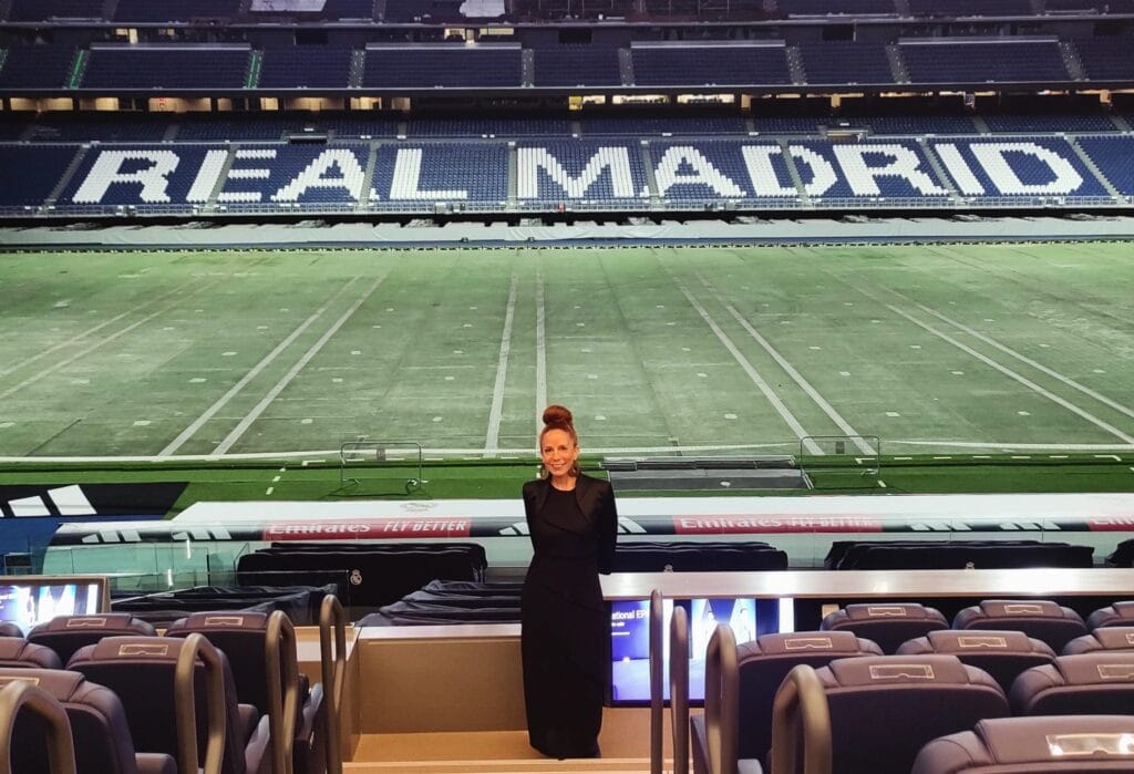 Saxofonista Nasha Sak tocando en el Santiago Bernabeu