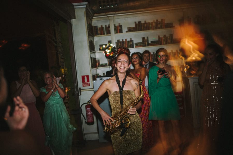 La saxofonista Nasha tocando en una boda en Madrid