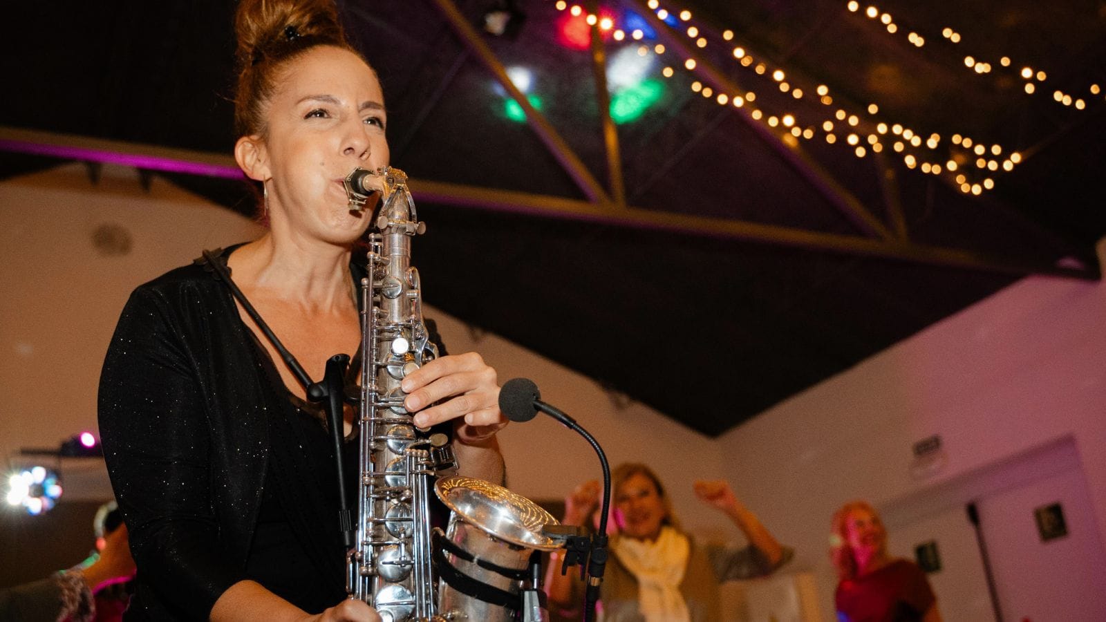 Nasha tocando el saxo en una boda en madrid