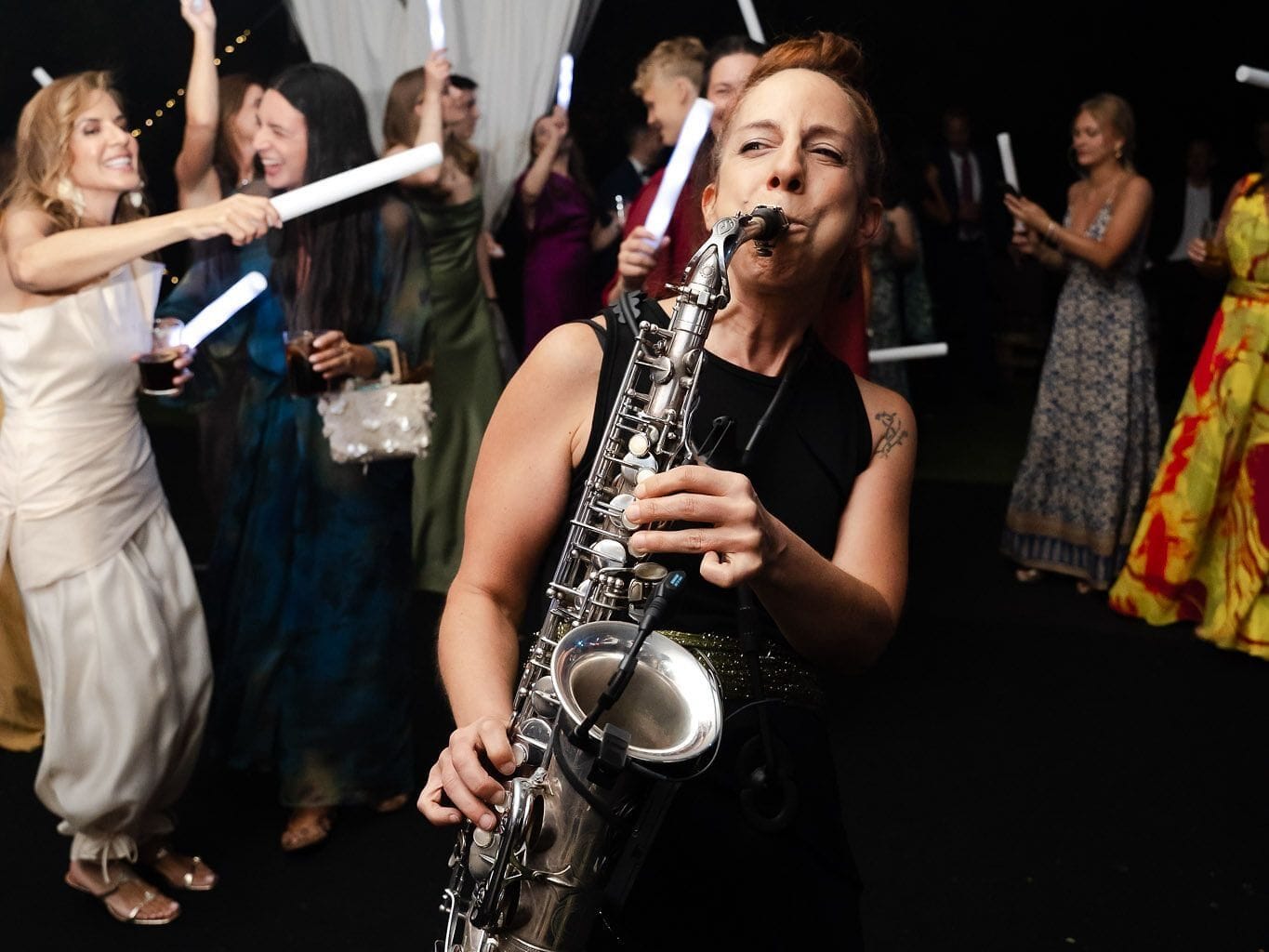 Saxofonista tocando en una boda