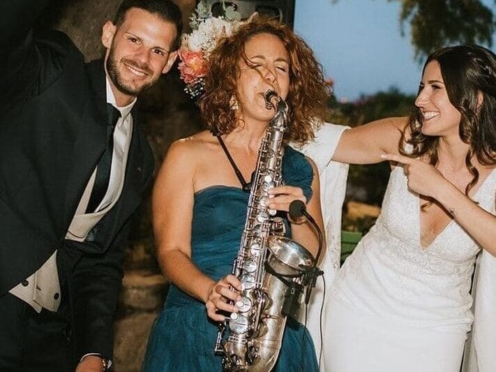 La brillante saxofonista Nasha Sak tocando junto a los novios en una boda en Madrid